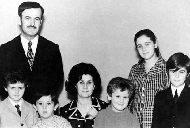 Семья Асадов. Слева направо: Хафез Асад (отец), Башар, Махер (брат), Аниса Махлуф (мать), Маджид (брат), Бушра (сестра) и Басиль (брат), 1970-е гг.