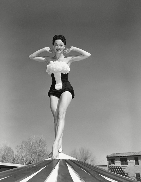 «Мисс Атомный Взрыв» Кэндис Кинг позирует в «атомном» купальнике в отеле-казино Last Frontier в Лас-Вегасе, 5 марта 1953 года
