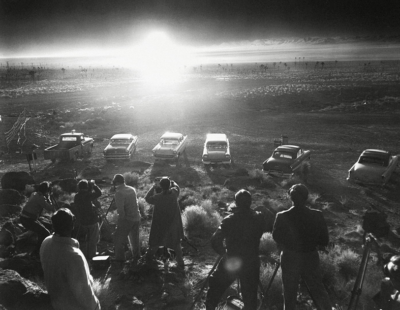 Фотографы снимают атомный взрыв со скалы News Nob. Атомный полигон, штат Невада, 24 июня 1957 года.
