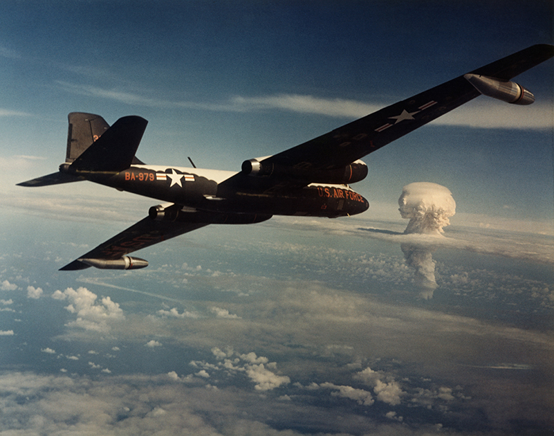 Во время последнего ядерного испытания на атолле Бикини был взорван «Джунипер». Самолет RB-57 Canberra, оснащенный фильтр-гондолами, направляется к ядерному облаку с целью отбора проб для последующего радиохимического анализа. Последнее испытание на атолле Бикини было проведено 22 июля 1958 года, когда была взорвана термоядерная боеголовка XW-47 мощностью 65 килотонн.
