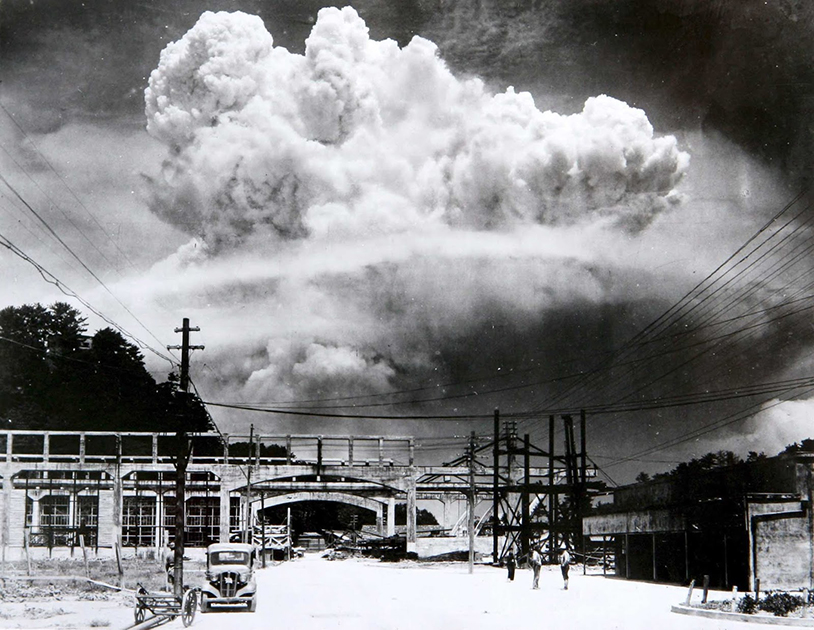 Атомный гриб над Нагасаки спустя 15 минут после взрыва бомбы Fat Man («Толстяк») мощностью 20 килотонн. Снимок сделан с острова Кояги, находящегося на расстоянии 10 километров от эпицентра взрыва.