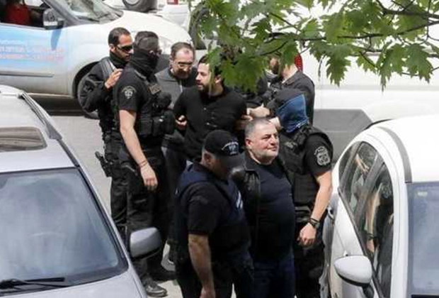 Арест Лаши Шушанашвили (на заднем плане) и других членов ОПГ