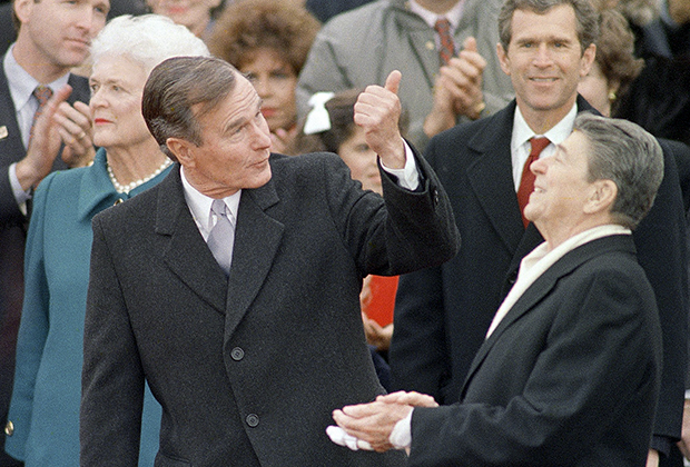Джордж Буш на своей инаугурации с бывшим президентом США Рональдом Рейганом