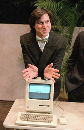 Самый молодой участник списка Forbes Стив Джобс представляет новый персональный компьютер Macintosh 24 января 1984 года в штаб-квартире Apple в Купертино. Как и подобает настоящему яппи, Стив одет с иголочки, а в его гараже стоят Porsche 928 и Mercedes-Benz SL.