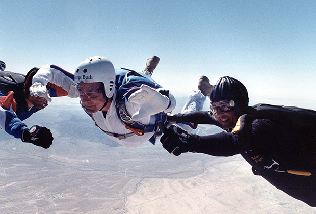 После окончания политической карьеры Буш-старший стал прыгать с парашютом