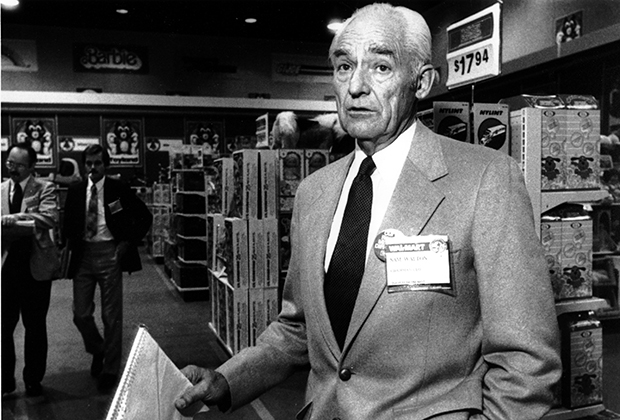 Сэм Уолтон на конференции менеджеров Wal-Mart в 1984 году. Если бы Сэм дожил до наших дней, то все равно был бы самым богатым человеком в мире — суммарное состояние его наследников на 20 миллиардов больше, чем у главы Amazon Джеффа Безоса. 