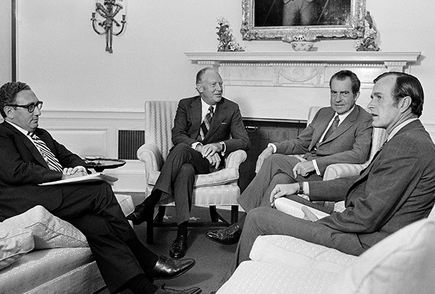 Президент Ричард Никсон назначил Джорджа Буша представителем США при ООН