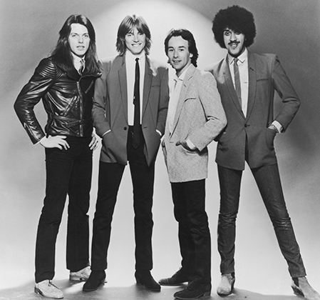 Ирландская хард-рок группа Thin Lizzy — будто пришельцы из прошлого. Брюки-дудочки, узкие галстуки и длинные волосы — в 1980-м году, когда сделана эта фотография, все это уже не было мейнстримом. 