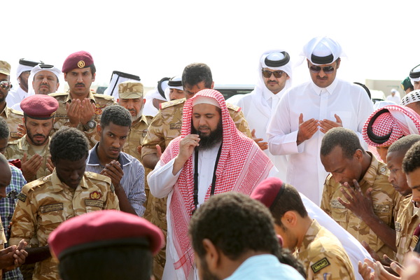 Эмир Катара Тамим бин Хамад Аль Тани среди солдат