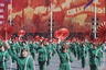 Первомайские демонстрации на заре СССР были показом завоеваний коммунизма, а на его излете — добровольно-принудительным народным гуляньем с признаками официального оптимизма. Для главной демонстрации страны на Красной площади унифицированные костюмы шили ведущие советские дома моды. Брюки в 1970-е были синонимом стиля и прогрессивности не только на Западе, но и в СССР.