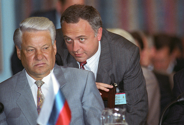 Президент России Борис Ельцин и министр иностранных дел Андрей Козырев