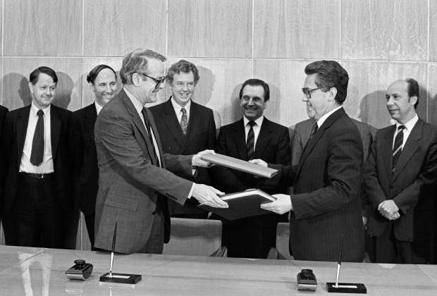 СССР. Москва. 17 марта 1989 года. Заместитель министра иностранных дел СССР А.Л. Адамишин (справа) и посол Великобритании в СССР Р. Брейтвейт во время церемонии подписания программы сотрудничества в области науки, образования и культуры между СССР и Великобританией