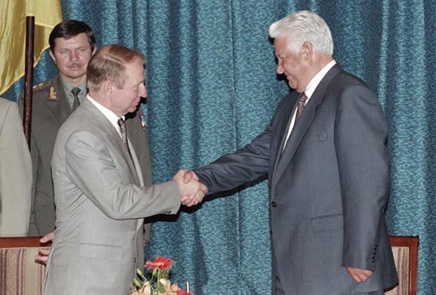 Президент России Борис Ельцин (справа) и президент Украины Леонид Кучма после подписания соглашения, согласно которому российский Черноморский флот будет базироваться в Севастополе. Россия. Сочи. 9 июня 1995 года