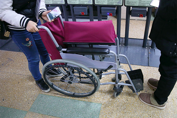 Инвалидов лишат групп. Инвалиды в Великобритании. Инвалидные центры в Великобритании. Британия магазин беременный стул.
