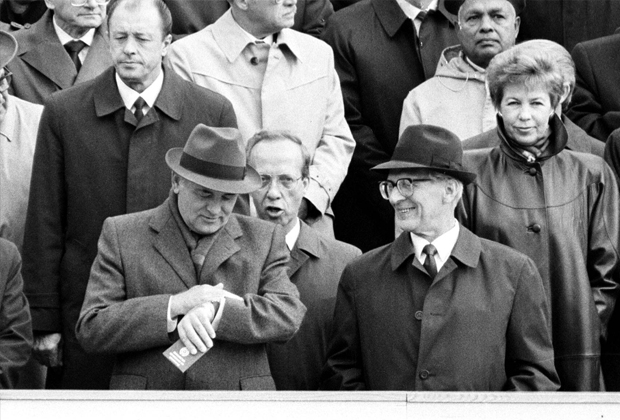 Михаил Горбачев и Эрих Хонеккер на праздновании 40-летия ГДР. Восточный Берлин, 7 октября 1989 года. Уже 18 октября Хонеккер вынужденно ушел в отставку, а 9 ноября пала Берлинская стена