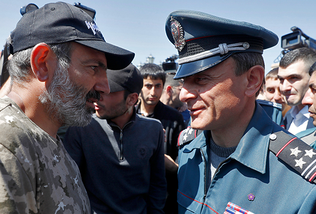 Никол Пашинян и заместитель начальника полиции Еревана Валерий Осипян
