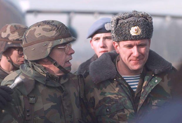 Американские и российские военные в Косово. Приштина, 1999 год