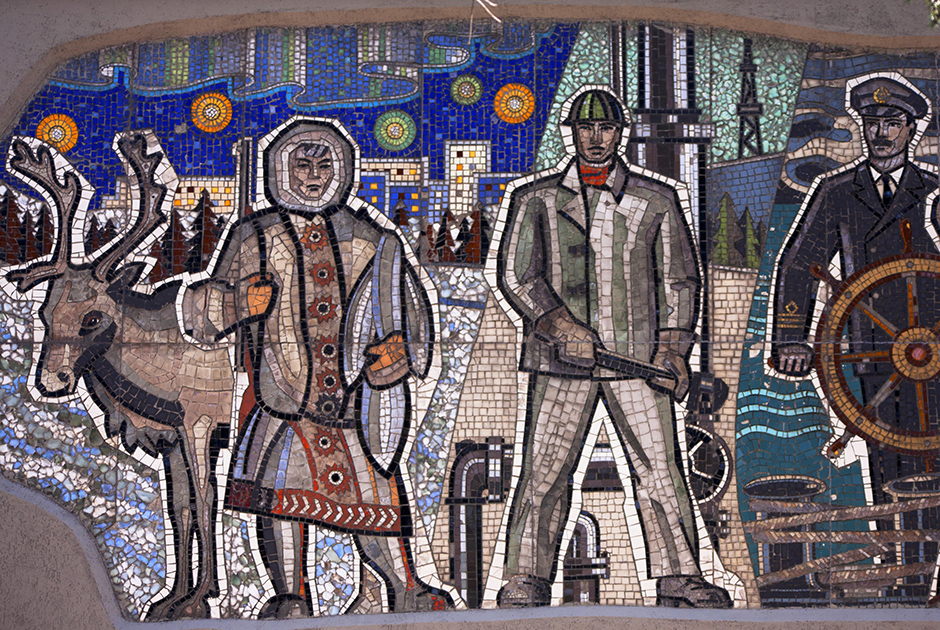 Мозаичное искусство не обошло стороной и Южно-Сахалинск. У местной мэрии стоит мемориальный комплекс, состоящий из нескольких стел с мозаиками, на которых изображены основные профессии Сахалина. Судя по всему, это оленевод, строитель и моряк.