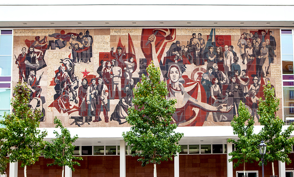 Советское наследие в Дрездене, Германия. Бывший Дворец культуры. Построенное в 1969 году здание выполнено в стиле социалистического модерна и его, как и многие другие подобные сооружения, украшает гигантская мозаика на пролетарскую тему. Сейчас здесь проводятся музыкальные мероприятия.