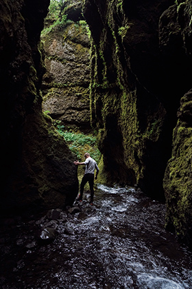 Исландец прокладывает путь к скрытому в расщелине водопаду