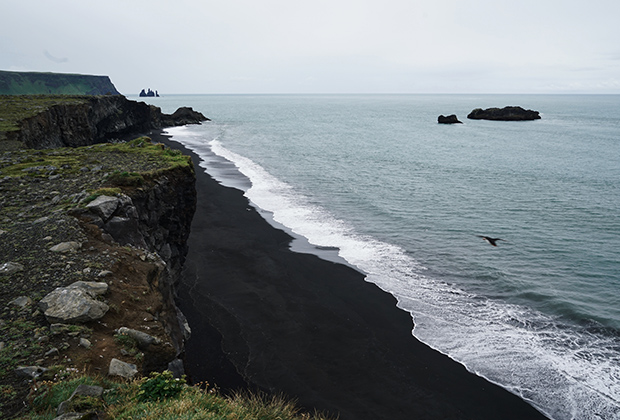 Черный пляж в Вике, возникший благодаря вулканической лаве, считается одним из самых необычных пляжей Земли
