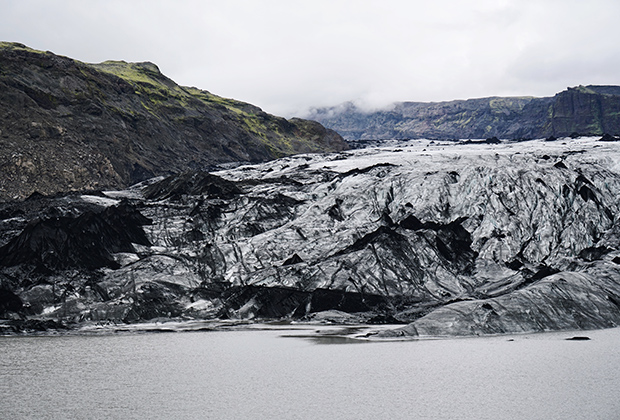 Ледник Сольхеймайокюдль на юге Исландии, до сих пор покрытый пеплом от извержения вулкана в 2010 году