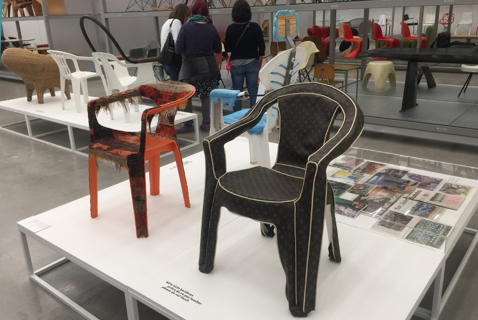 В музее Vitra собраны экспонаты за более чем сто лет: не только стулья и комоды, произведенные по эскизам известных промышленных дизайнеров для Vitra, но и историческая мебель, бывшая для них источником вдохновения, а также современные арт-объекты — такие как заурядный пластиковый стул, обшитый канвой Monogram французского дома Louis Vuitton.