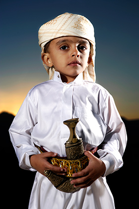Йеменский ребенок в мусульманском костюме