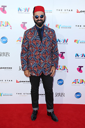 Музыкант Джозеф Тавадрос в феске на церемонии вручения премии ARIA (2015)