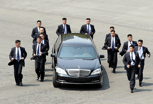 Прибытие Ким Чен Ына в сопровождении охраны
