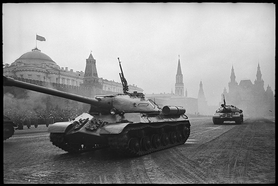 Танки на Красной площади. Москва, 1947 год.
