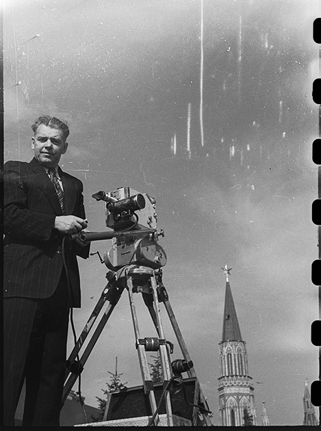 Оператор во время парада на Красной площади. Москва. 1 мая, 1951 год.
