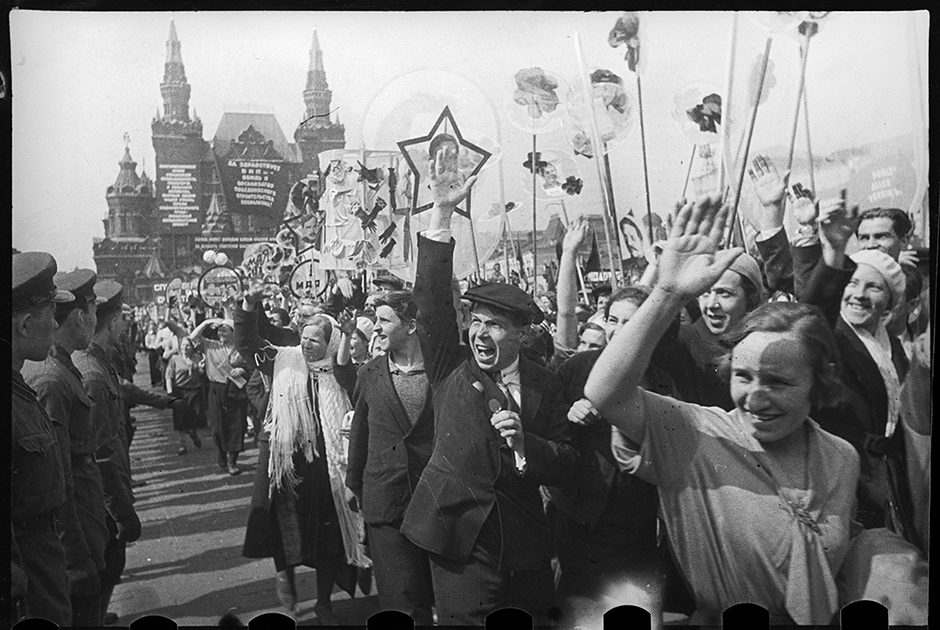 На Красной площади. Москва, 1 мая, 1940 год.
