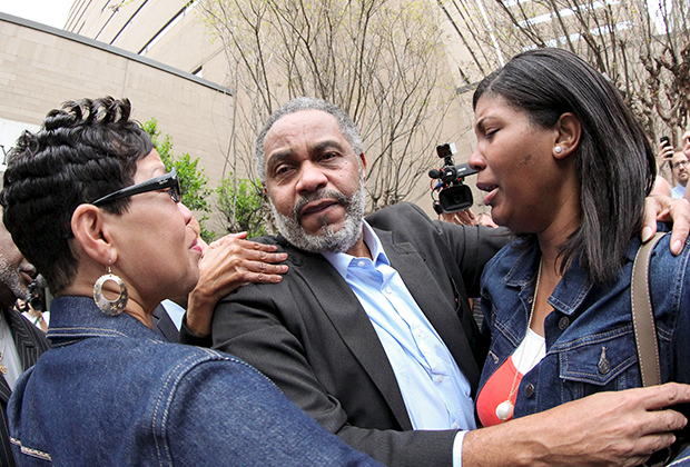 59-летнего Энтони Роя Хинтона встречают родственники на выходе из тюрьмы