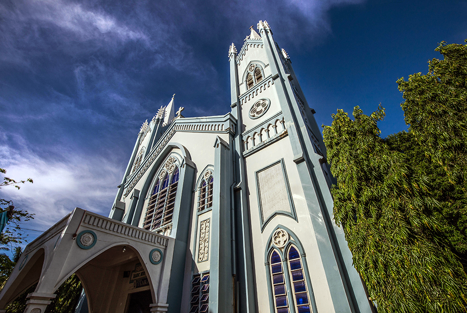 Одна из главных достопримечательностей Пуэрто-Принсеса — собор Непорочного Зачатия. Дева Мария в 1872 году была объявлена испанцами покровительницей города, и особо почитается местными жителями. Собор в ее честь построен в 1961 году в геометрическом стиле. Филиппинцы — истовые католики и регулярно посещают церковь.