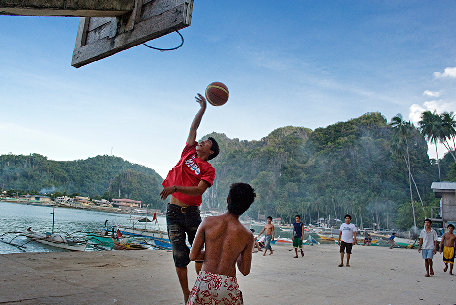 Баскетбол — это какая-то святая тема для местных. Даже в самой захолустной деревне в лесу, где от силы 10 местных жителей и две лачуги из пальмового дерева, обязательно есть баскетбольная площадка. Бейсболки, спортивные майки и шорты — местная высокая мода. 