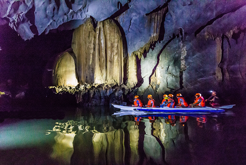 Наиболее известная достопримечательность в Пуэрто-Принсесе — самая длинная в мире подземная река. Здесь всегда толпы туристов, но это совершенно не портит впечатление от лодочной прогулки — это настоящий каменный дворец под землей. 
