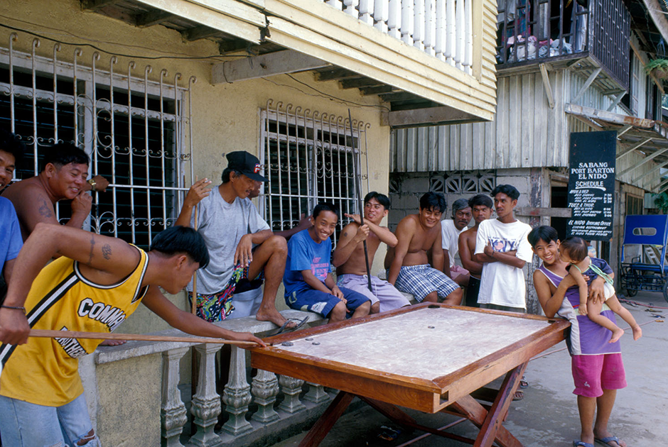 Филиппинцы очень азартны и любят все виды игр: нарды, карты, бильярд, разнообразные местные развлечения. Маленькие шумные компании увлеченных игроков встречаются на каждом шагу. 