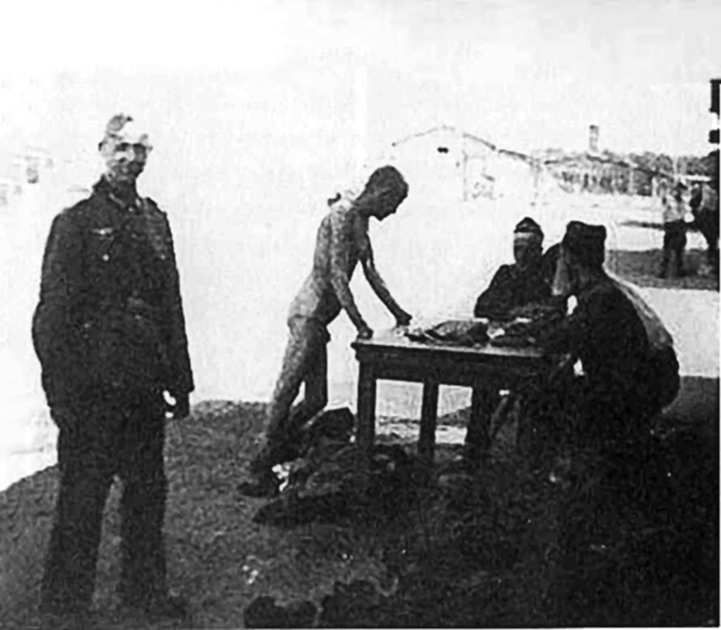 В плену Печерский переболел тифом и в 1942 году с еще четырьмя товарищами пытался бежать. Попытка была неудачной. В результате он был отправлен в штрафной лагерь в Белоруссию. 