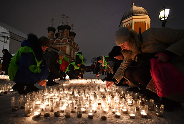 Акция в защиту жизни детей до рождения «Сохрани жизнь» у храма преподобного Сергия Радонежского в Высоко-Петровском монастыре в Москве.