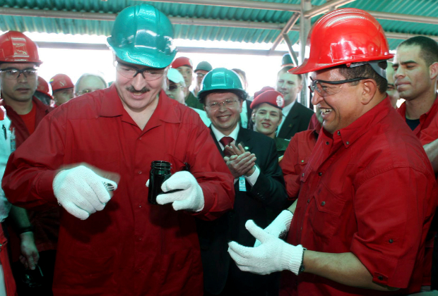 Уго Чавес (справа) и Александр Лукашенко проверяют образец нефти на добывающем предприятии в Южном штате Ансоатеги, в 310 милях от Каракаса
