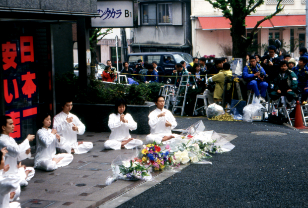 Члены секты «Аум Синрикё» в 1995 году