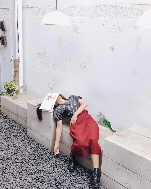 В апреле Instagram предложил своим участникам фотографировать скуку. Конкурс начали со снимка Анграха Димаса Сусетио из Индонезии про девушку, которая прикорнула на скамейке в сурабайском кафе и закрыла лицо, чтобы не тревожили.