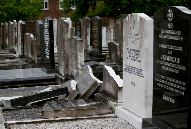 Разрушенные вандалами надгробия на еврейском кладбище в Манчестере