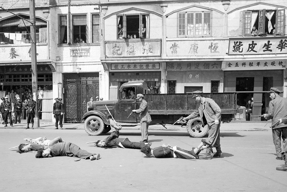 1949, Шанхай, Китай. В решительных усилиях по избавлению Шанхая от преступности муниципальная полиция казнит пятерых бандитов. Через два дня в этом осажденном городе было казнено еще 25 человек.