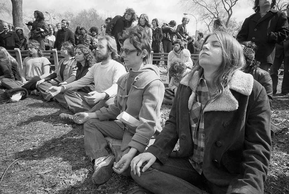 1971, Нью-Йорк. Молодые люди принимают медитативную позу, наблюдая за Днем Земли в Центральном парке. 