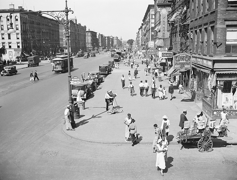 Пешеходы в Гарлеме, Нью-Йорк.