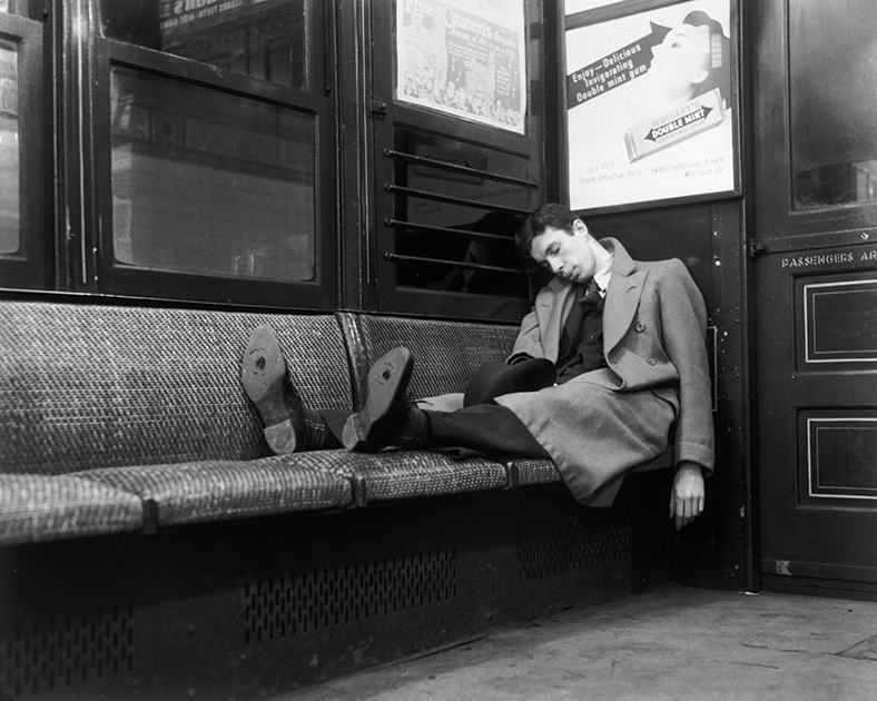 1939, Нью-Йорк. Спящий в метро.
