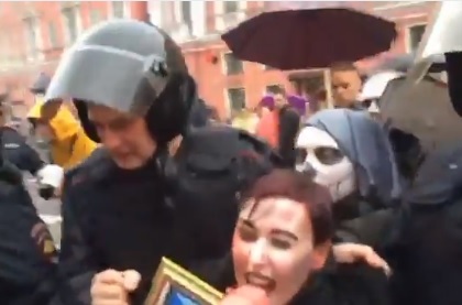 Демонстрантов с флагами Украины и ЕС задержали в Петербурге