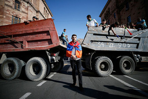 «Они хотят кинуть народ» Лидера протеста не пустили во власть. Армения замерла во всеобщей забастовке